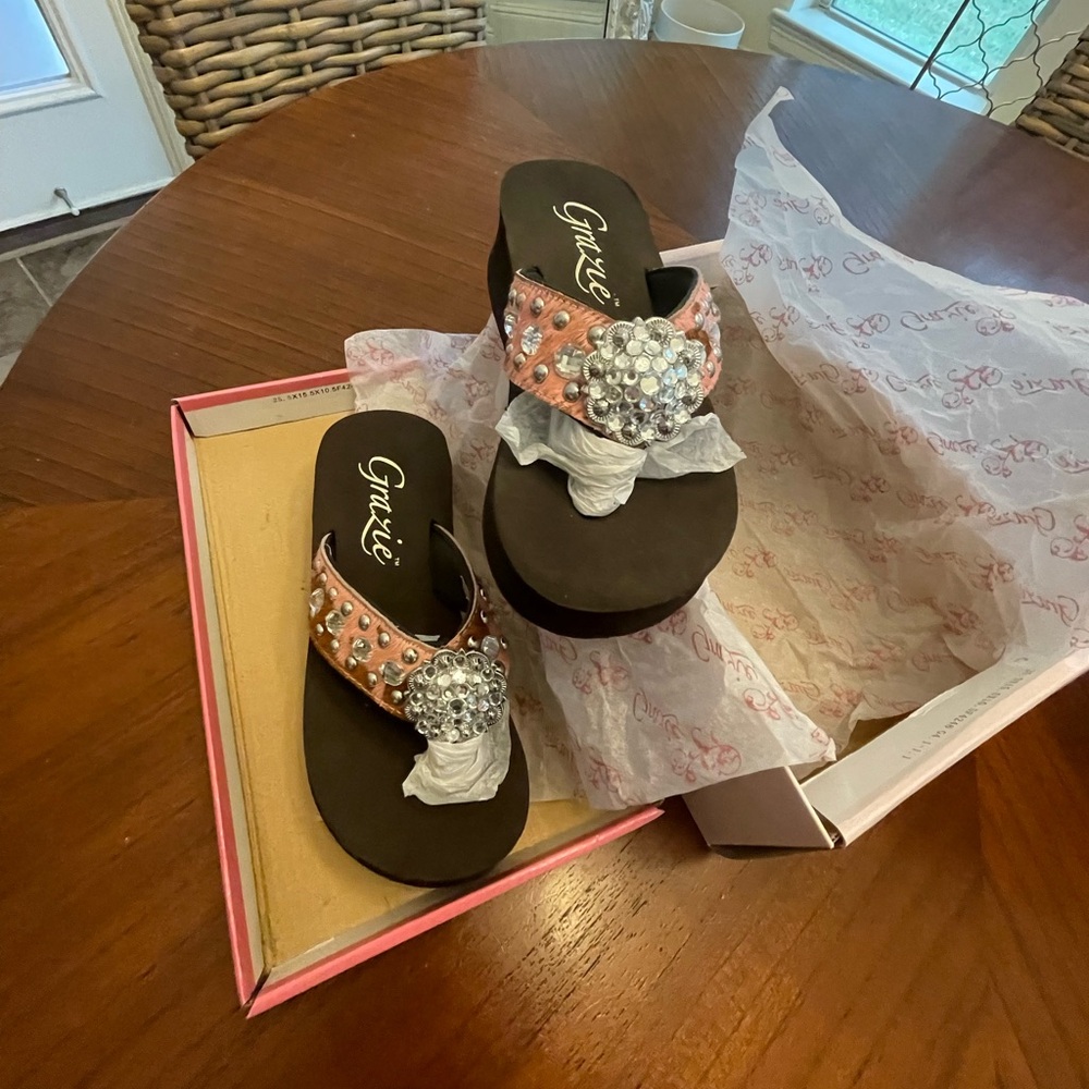 Kids Grazie platform flip flops. Extremely rare.